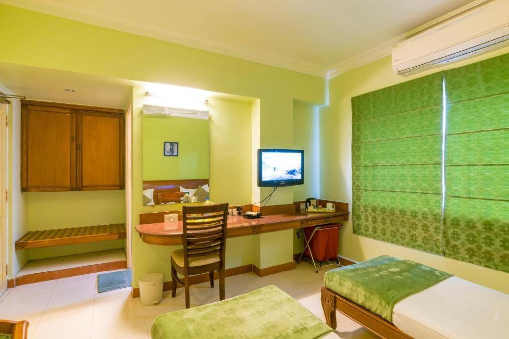 Crescent Park Hotel Chennai Exterior photo
